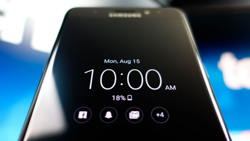 Illustration for article titled Pro tip for Samsung phone owners: you can wake your phone by waving your hand over it